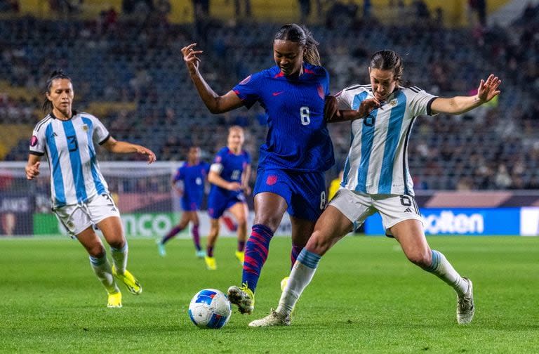 CARSON, CA - 23 DE FEBRERO: Jaedyn Shaw # 8 de Estados Unidos es defendido por Aldana Cometti # 6 de Argentina durante un partido de la Fase de Grupos de la Copa Oro W de la Concacaf 2024 entre Argentina y Estados Unidos en Dignity Health Sports Park el 23 de febrero. 2024 en Carson, California. (Foto de Brad Smith/ISI Photos/USSF/Getty Images para USSF)