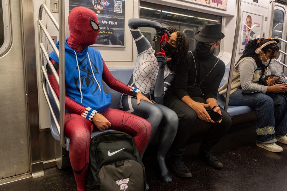 Selbst in der U-Bahn führt kein Weg an Spider-Man und -Woman vorbei. (Bild: 2021 Alexi Rosenfeld/Getty Images)