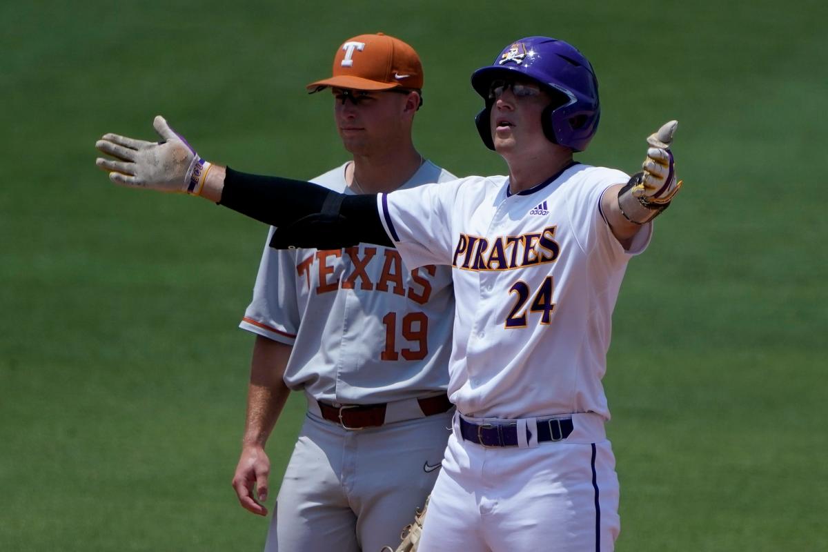 Watch Texas' Dylan Campbell hit walk-off to tie series against East  Carolina in super regionals