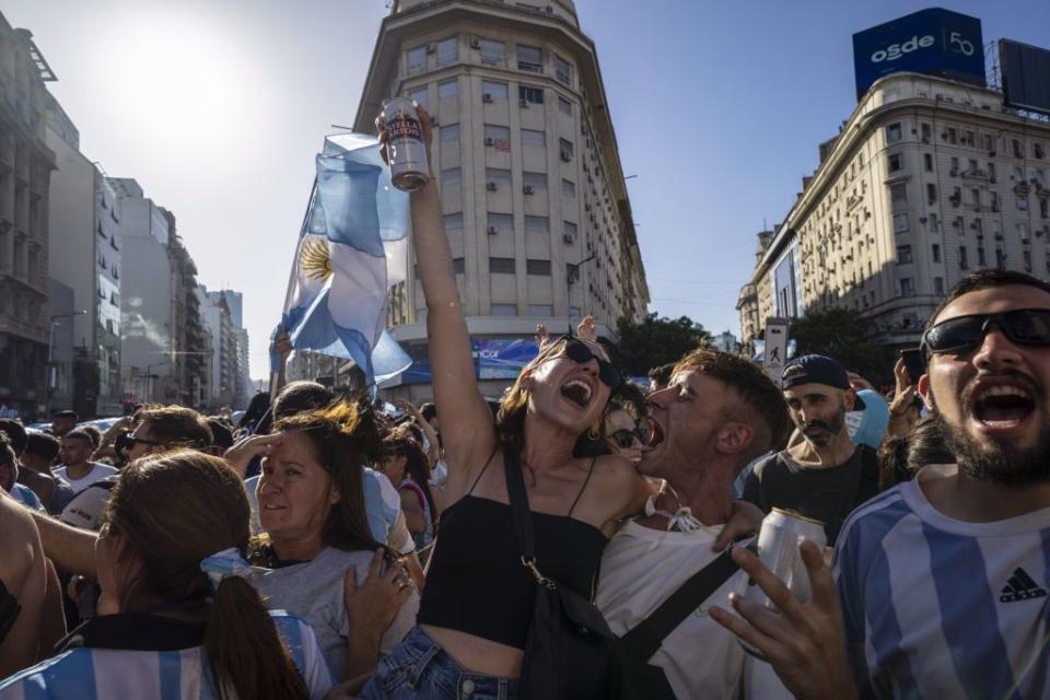 阿根廷球迷在首都布宜諾艾利斯大肆慶祝。（美聯社）