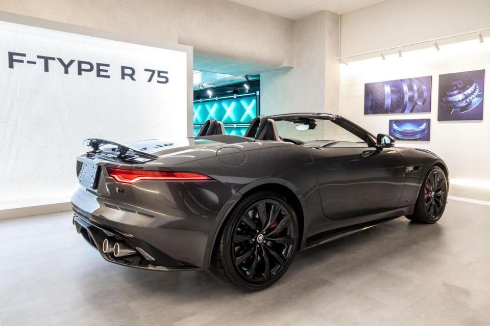 Jaguar F-TYPE R 75 獨特的 Convertible 車型，開棚後即享受不可錯認的豹仕咆哮。