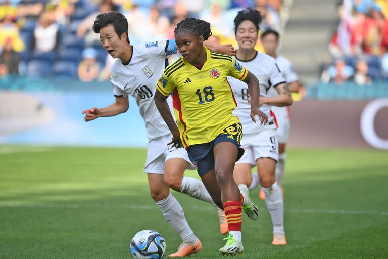 Linda Caicedo, la jugadora estrella de la selección de Colombia, dio un susto hoy cuando se detuvo en medio del entrenamiento y se acostó en el césped