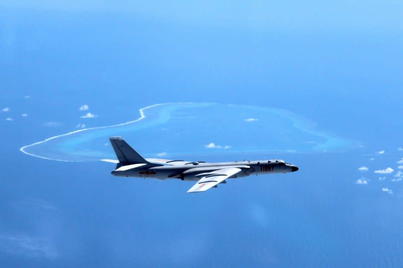中國空軍轟-6K飛機在南海黃岩島等島礁附近空域巡航（AP）