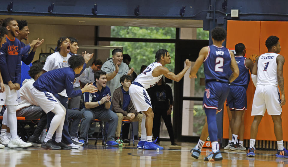 UTSA players cheer during an NCAA college basketball game against the Florida Atlantic, Sunday, Jan. 21, 2024, in San Antonio. (Ron Cortes/The San Antonio Express-News via AP)