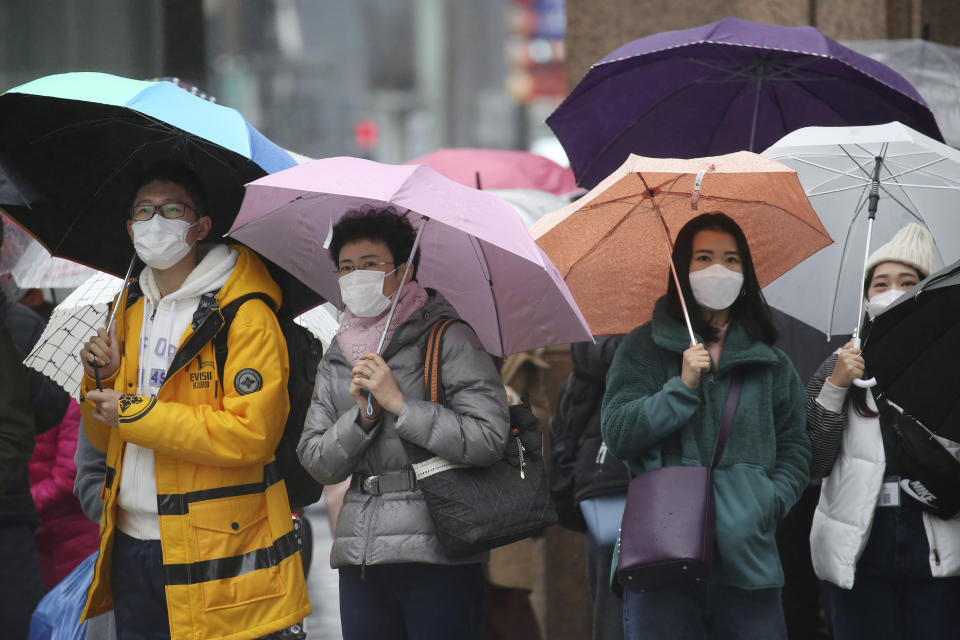 Un grupo de gentes, protegidos con máscarillas quirúrgicas, en el distrito comercial de Ginza, en Tokio, el 28 de junio de 2020. (AP Foto/Koji Sasahara)