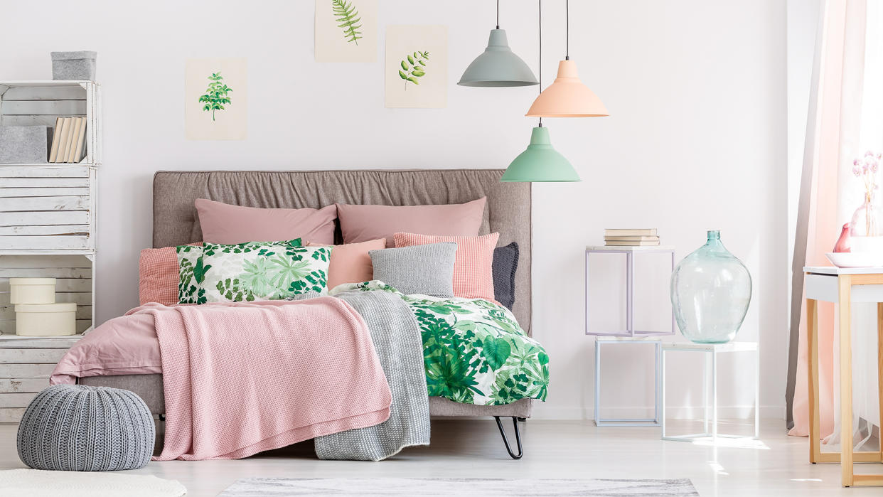  Pink and green feminine bedroom. 