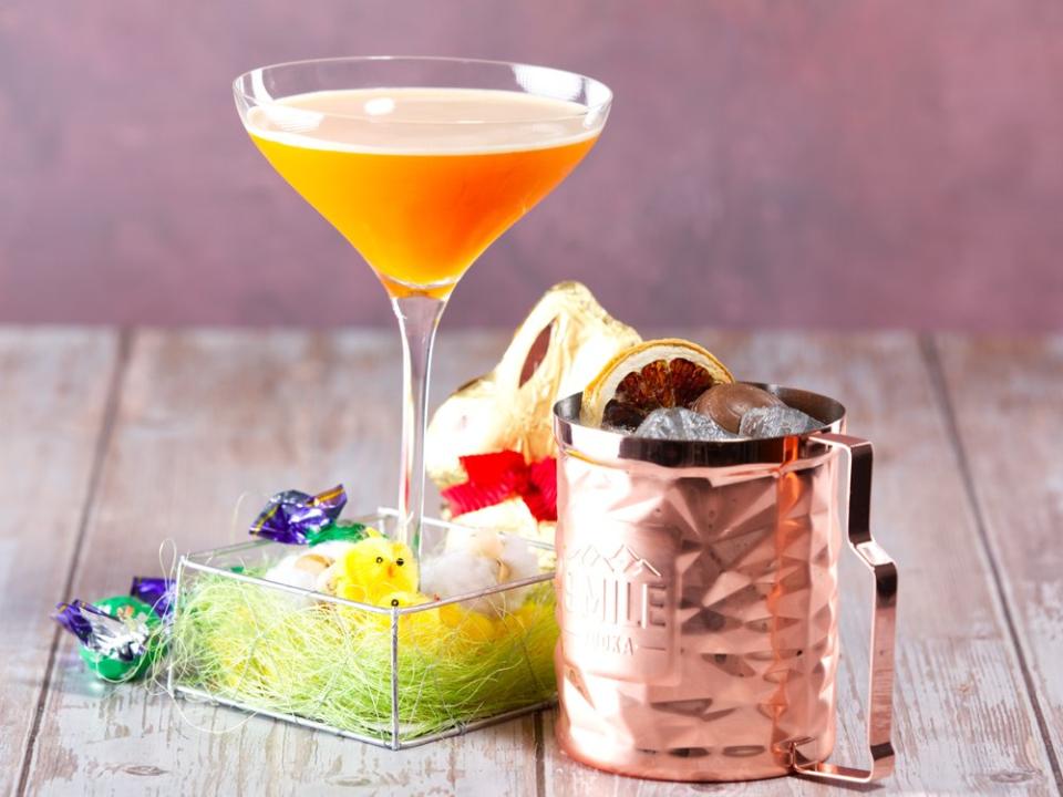 Der Carrot-Martini und der Eierlikör-Mule von der Barschule München. (Bild: Barschule München)