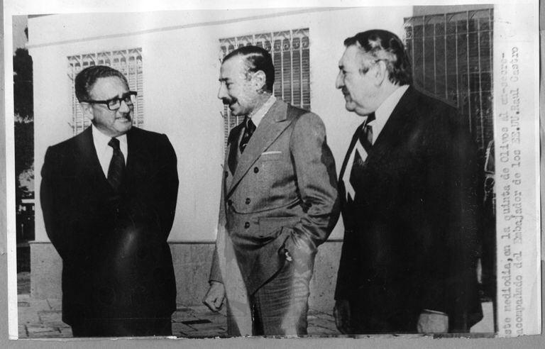 Henry Kissinger junto al entonces presidente Jorge Rafael Videla y al Embajador Raúl Castro en la quinta de Olivos, el 22 de junio de 1978.