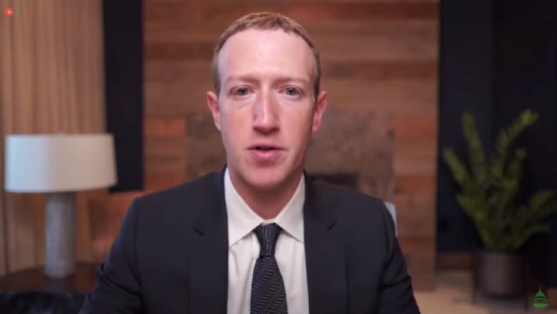 El presidente ejecutivo de Facebook, Mark Zuckerberg, durante una audiencia en el Congreso junto a otros CEO de grandes firmas tecnológicas y de redes sociales, en Washington, EEUU