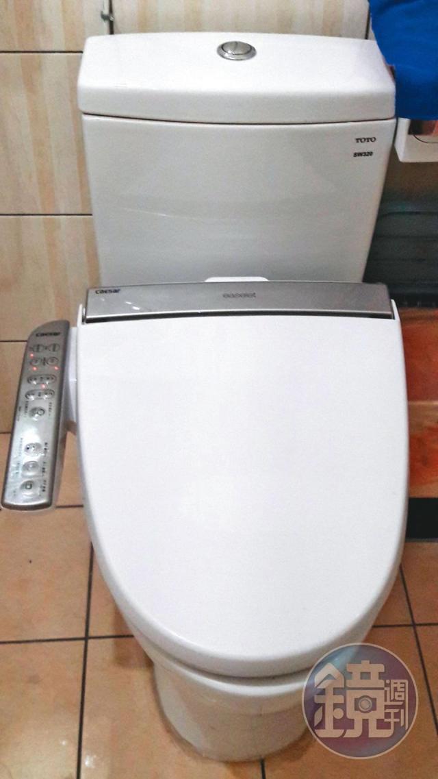 吳智泰的專屬廁所中設有免治馬桶，卻查不到經費支出紀錄。（讀者提供）