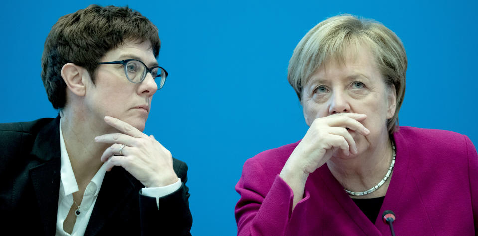 Sieht ihre Chance: CDU-Generalsekretärin Annegret Kramp-Karrenbauer (l.) will Nachfolgerin von Angela Merkel werden. (Bild: Kay Nietfeld/dpa)