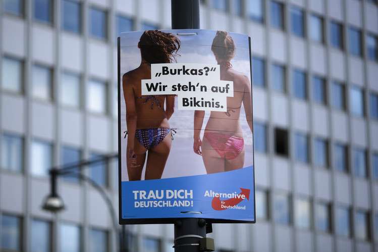 2017德國大選，極右派德國另類選擇黨的標語：「布基尼？我們還是喜歡比基尼。」（美聯社）