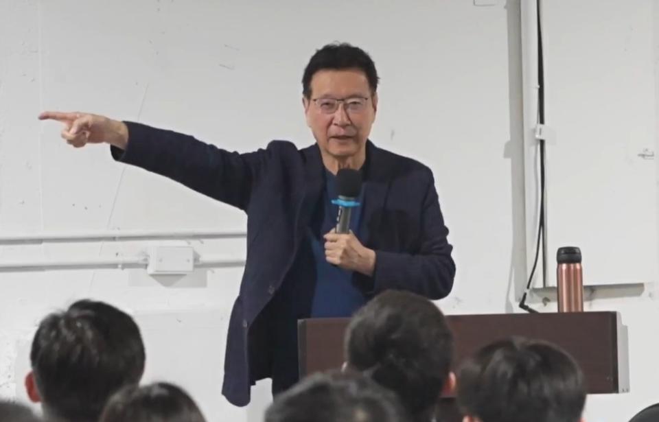 國民黨副總統候選人趙少康26日晚出席在新竹市舉辦的「兩岸與外交政策系列座談會」與清華大學有約座談活動。（圖：趙少康臉書直播）