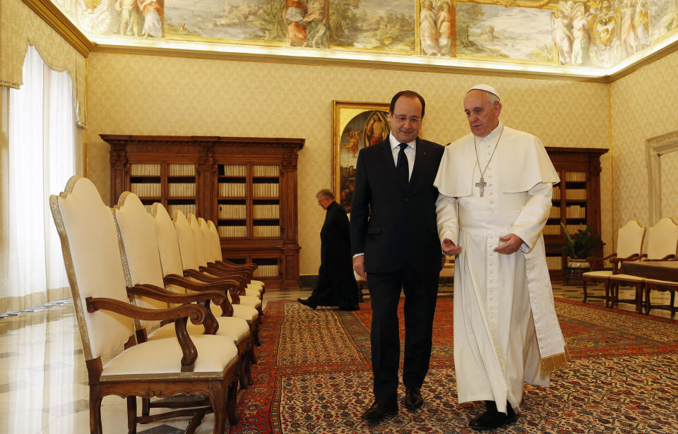 French President Francois Hollande, left, talks with Pope Francis on the occasion of their private audience at the Vatican, Friday, Jan. 24, 2014. Hollande met Friday with Pope Francis amid tensions in his private life over a gossip magazine's report about an alleged affair with an actress. (AP Photo/Alessandro Bianchi, Pool)