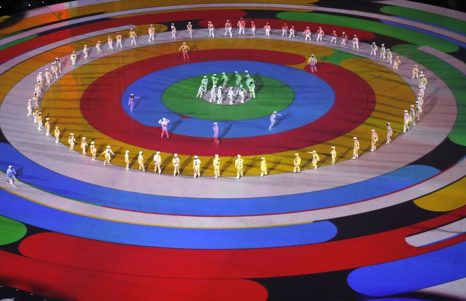 <p>Artists perform during the closing ceremony. REUTERS/Christian Hartmann </p>