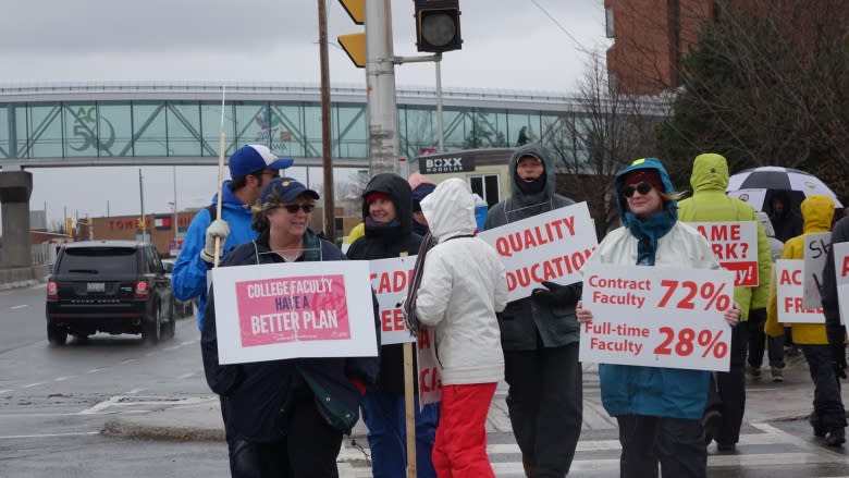 Algonquin College students confused, frustrated as classes set to resume