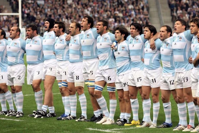 Los Pumas cantan el Himno Argentino en Francia 2007, el Mundial de su tercer puesto; el actual presidente de UAR cree factible copiar semejante resultado en 2023.