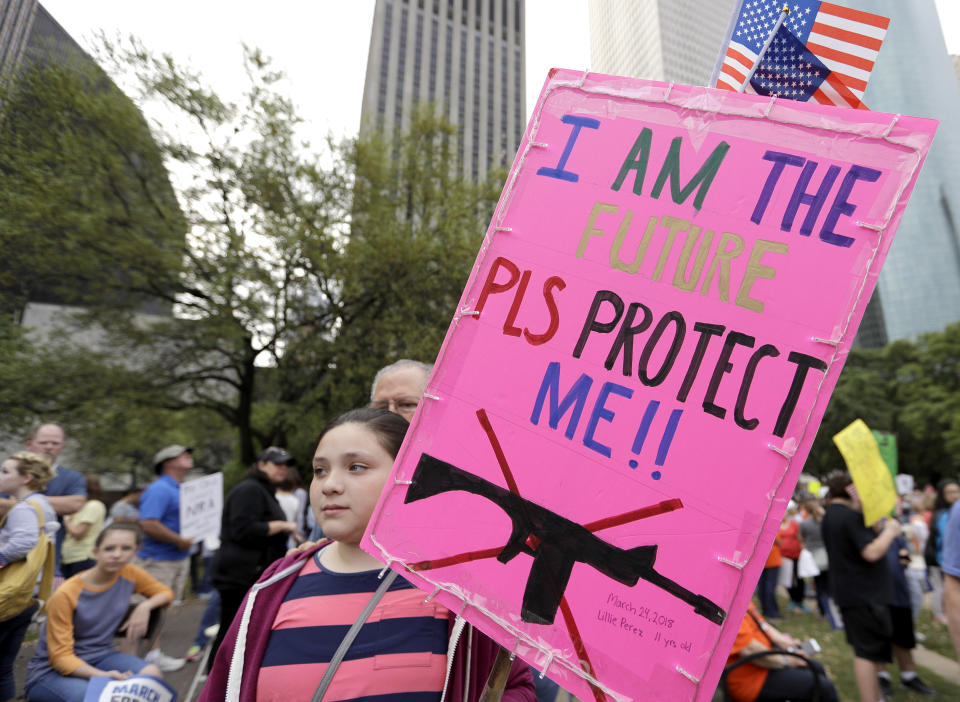 ARCHIVO - Lillie Perez, de 11 años, sostiene un letrero durante una protesta para exigir una ley de armas el 24 de marzo de 2018, en Houston. (AP Foto/David J. Phillip, Archivo)