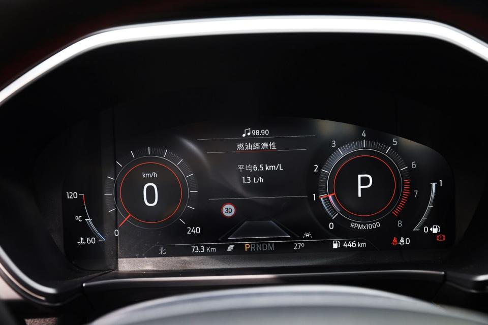 標配12.3吋寬螢幕數位儀錶板，可因應不同駕駛模式轉換成多種不同顯示介面。