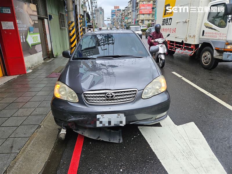 沈女駕駛的轎車車頭損毀。（圖／翻攝畫面）