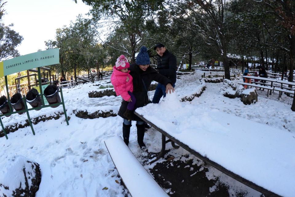 <p>MONTERREY, NL. Weather/Clima-NL.- Una familia juega con la nieve que dejó el frente frío número 14 en distintas regiones de la entidad, 8 de diciembre de 2017. Foto: Agencia EL UNIVERSAL/JMA </p>