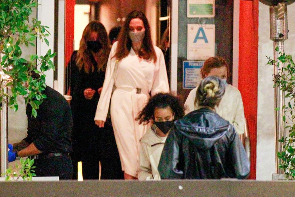 Angelina Jolie y Ellen Pompeo saliendo juntas de un restaurante