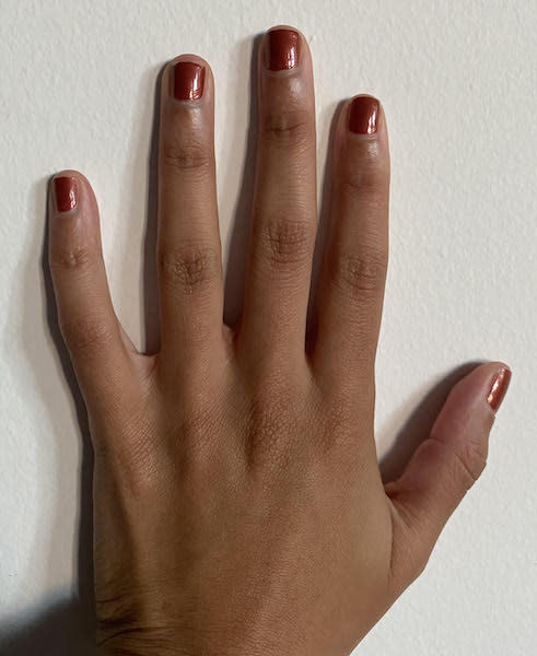 Este esmalte de uñas por 8 dólares en Amazon preserva el brillo y el color durante más tiempo y mantiene las uñas casi perfectas como una manicura de gel