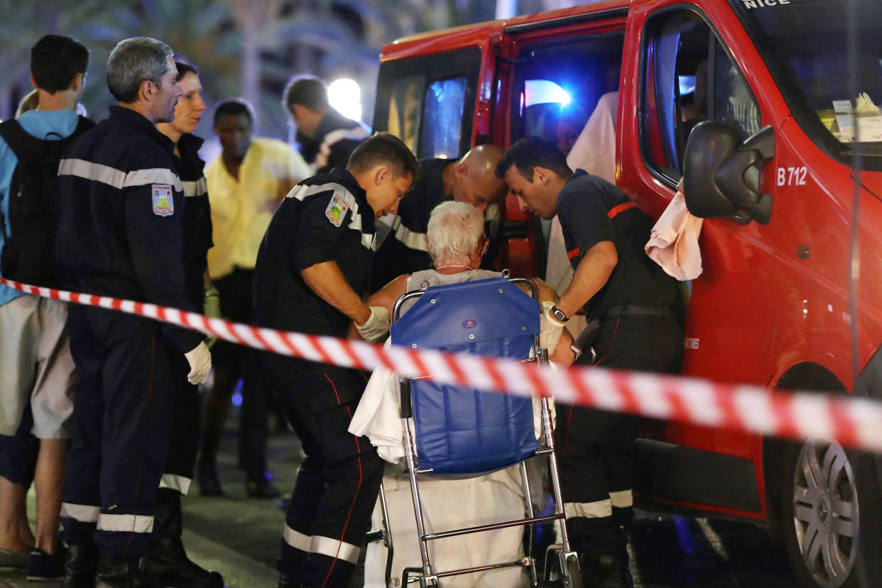 Les pompiers près de la Promenade des Anglais à Nice lors de l’attentat du 14 juillet 2016. Deux hommes seront jugés en appel à partir de ce 22 avril 2024.