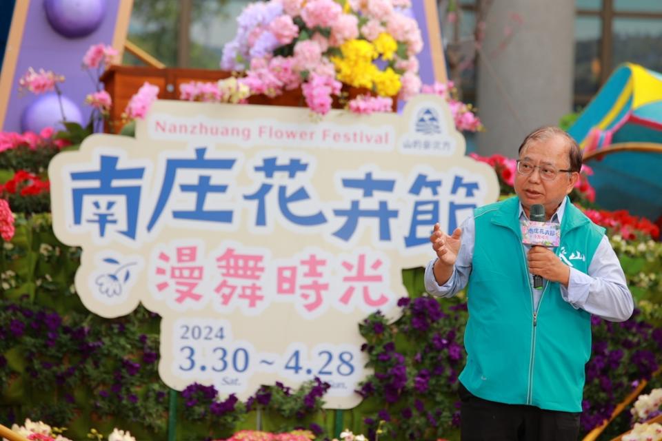 《圖說》參山處處長曹忠猷說明花卉節豐富內容，並代表交通部觀光署周永暉署長歡迎大家來苗栗南庄遊玩。（圖／參山處提供）