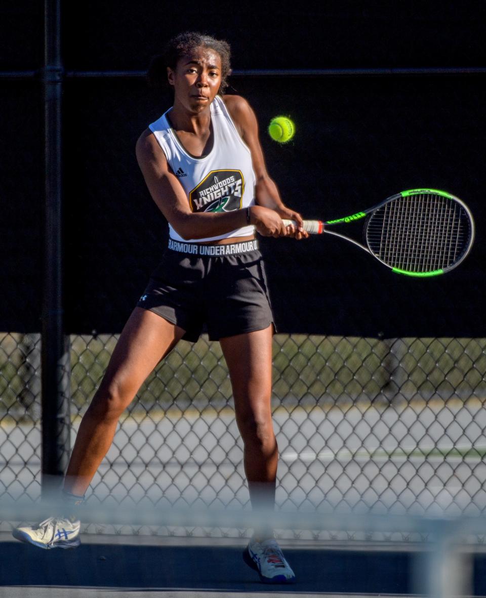 Richwoods sophomore Olivia Reynolds returns against Bloomington High School during a Sept. 29, 2022 tennis match on the Richwoods High School tennis courts.