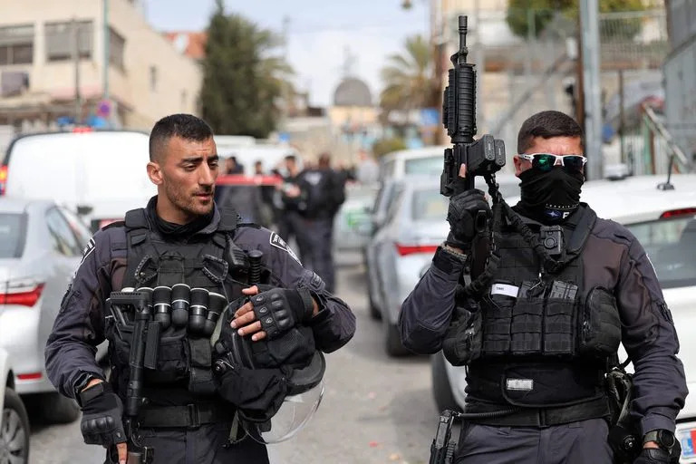 Oficiales de policía cierran el área de un ataque con disparos cerca de una sinagoga en el este de Jerusalén