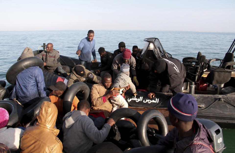 Migrantes, la mayoría del África subsahariana, son detenidos en el mar por la Guardia Nacional Marítima de Túnez cuando trataban de llegar a Italia, cerca de la costa de Sfax, Túnez, el martes 18 de abril de 2023. En una expedición nocturna con la Guardia Nacional la semana pasada, The Associated Press vio a migrantes que imploraban continuar sus viajes a Italia en embarcaciones mal preparadas, algunas de las cuales hacían agua. Durante 14 horas, 372 personas fueron desalojadas de los frágiles botes. (AP Foto)