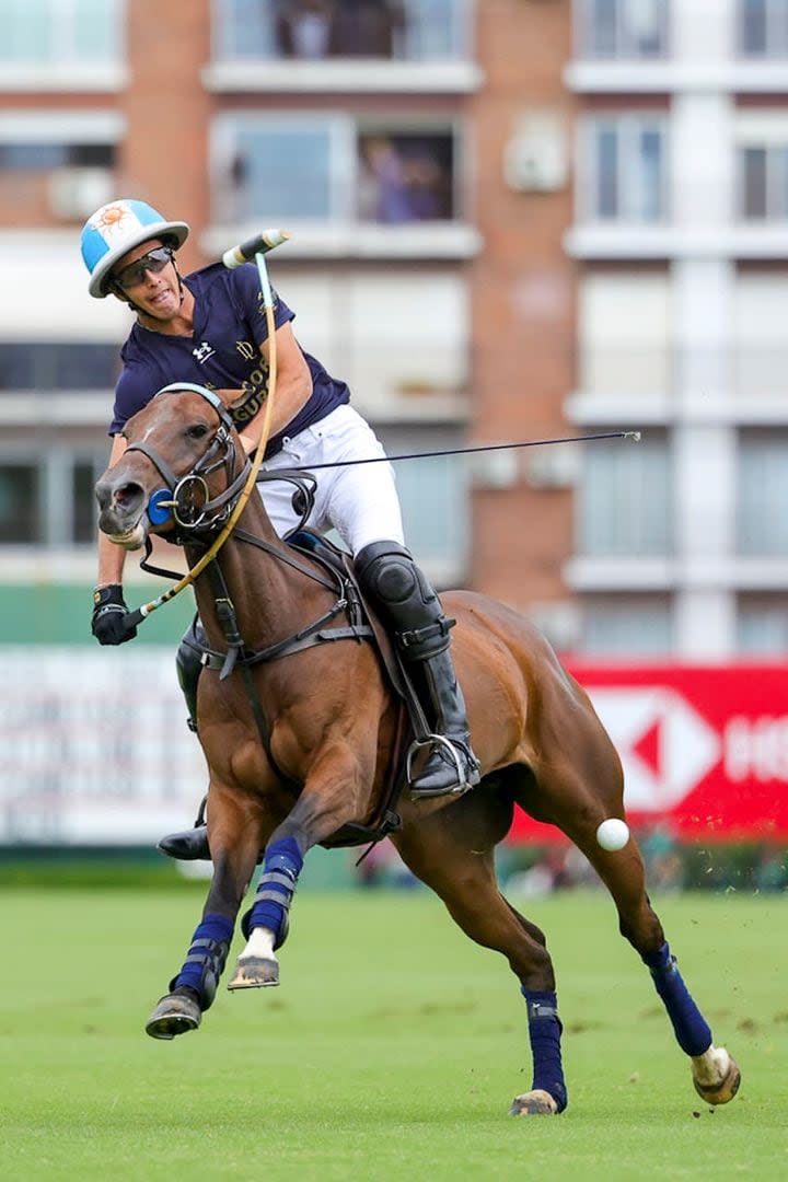 Golpe de cogote de Poroto Cambiaso, que marcó dos tantos en el primer chukker.