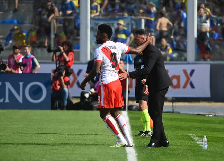 El abrazo con Miguel Borja, autor del gol de River; el colombiano se recuperó de una lesión en el isquiotibial izquierdo y el entrenador lo alistó entre los titulares