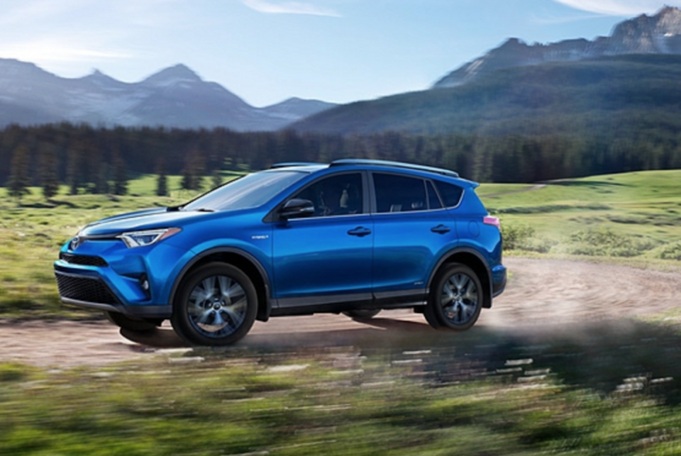 2015 年小改時 Toyota RAV4 才加入 Hybrid 複合動力車型，並立即成為最大賣點。