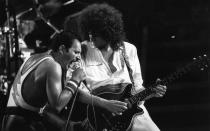 Wie viele Kids rund um den Globus wohl ihre Luftgitarren-Reifeprüfung zum Solo von "We Will Rock You" abgelegt haben mögen? Brian May (im Bild rechts) ist Gründungsmitglied von Queen, sein Gitarrenspiel wurde zu einem Markenzeichen der Band. Darüber hinaus ist der 73-Jährige ein engagierter Tierschützer und Doktor der Astrophysik. (Bild: Rogers / Express / Getty Images)