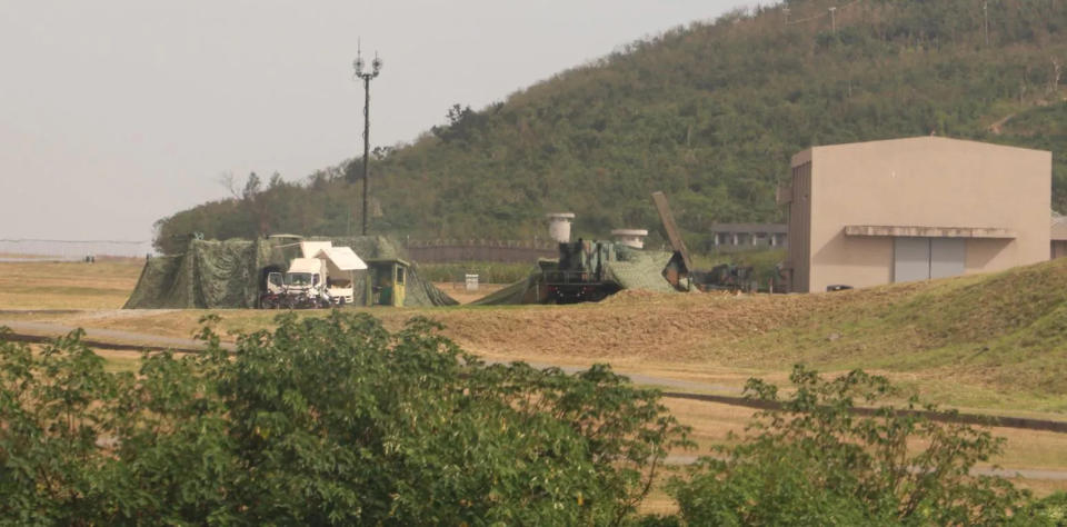 志航基地跑道旁，有愛國者3型飛彈相列雷達與野戰指揮中心朝向東部空域執行警戒，同時亦有飛彈發射車在基地內梭巡，執行戰備任務。(圖/中天新聞，李俊毅攝)