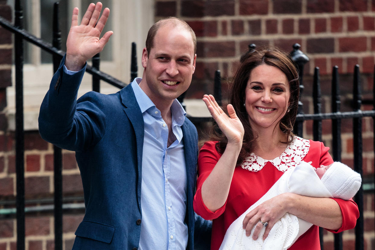 LONDON, ENGLAND - APRIL 23:  Prince William, Duke of Cambridge and Catherine, Duchess of Cambridge, pose for photographers with their newborn baby boy Prince Louis of Cambridge outside the Lindo Wing of St Mary's Hospital on April 23, 2018 in London, England. The Duke and Duchess of Cambridge's third child was born this morning at 11:01, weighing 8lbs 7oz.  (Photo by Jack Taylor/Getty Images)