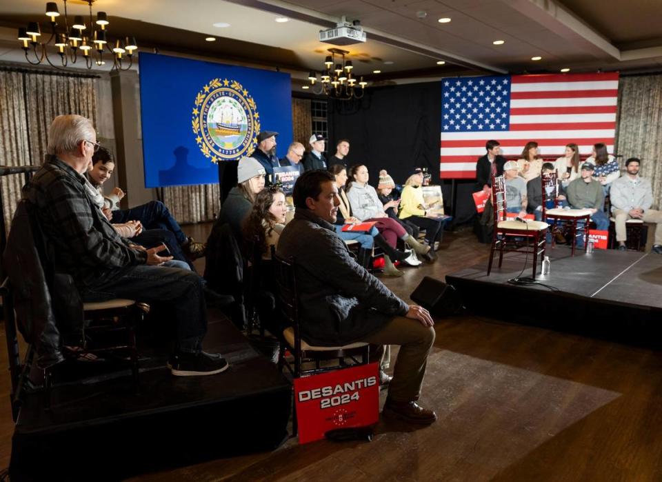 Personas se reúne para escuchar al gobernador de la Florida, Ron DeSantis, durante una reunión pública en LaBelle Winery, el martes 17 de enero de 2024, en Derry, Nueva Hampshire.