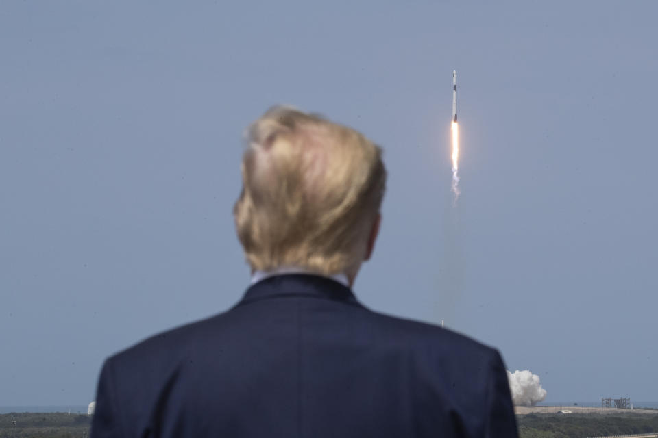 El presidente Donald Trump observa el vuelo de SpaceX a la Estación Espacial Internacional en el Centro Espacial Kennedy el sábado 30 de mayo de 2020 en Cabo Cañaveral, Florida. (AP Foto/Alex Brandon)