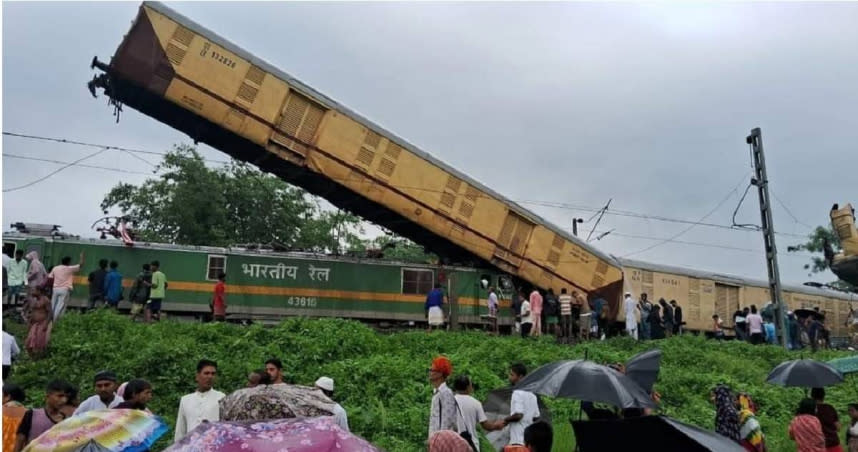 印度西孟加拉邦大吉嶺地區驚傳火車相撞事故，死亡人數上升至15人，另有60人受傷。（圖／擷取自X）