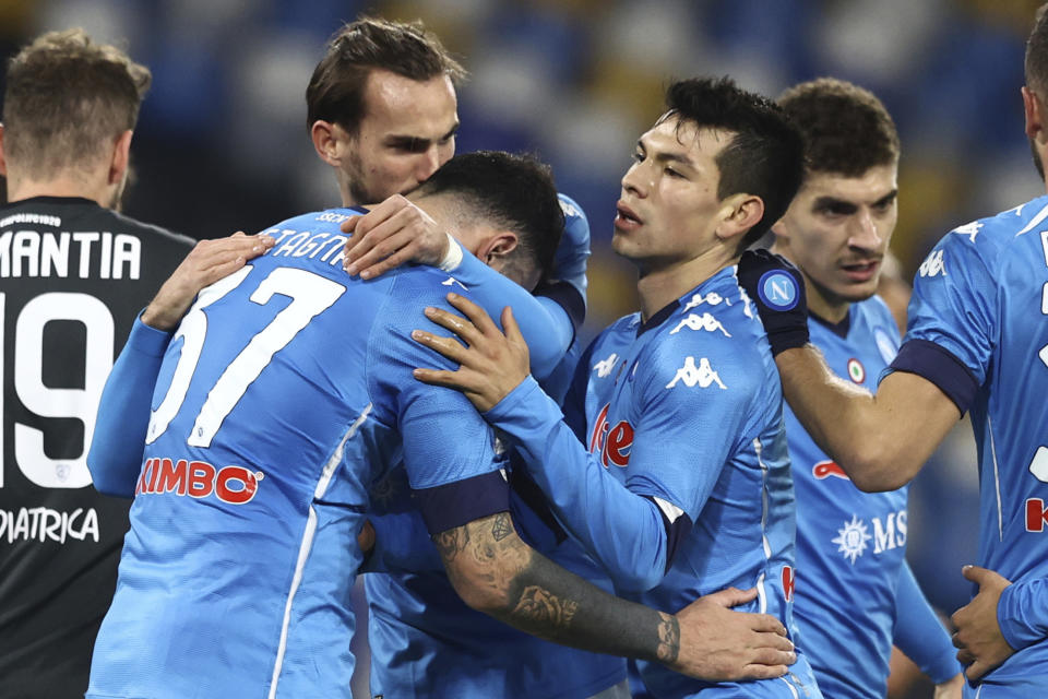 Andrea Petagna (izquierda) celebra con Hirving Lozano tras anotar el segundo gol del Napoli en la victoria 3-2 ante Empoli en los octavos de final de la Copa Italia, el miércoles 13 de enero de 2021, en Nápoles. (Alessandro Garofalo/LaPresse vía AP)