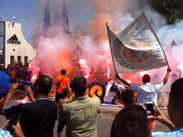 Banderas y pirotecnia en la llegada de El Loco. (OM Marseille)