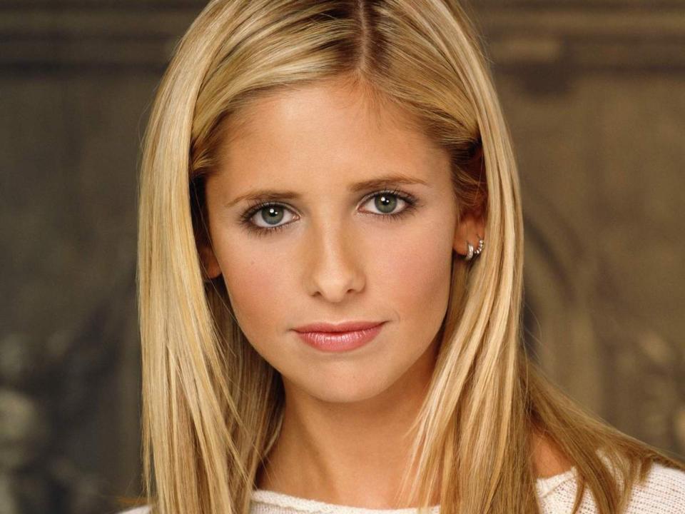 Mit spitzen Pfählen traf sie nicht nur Hunderte Vampire mitten ins Herz, sondern auch die Zuschauer: Buffy Summers, eine quirlige 16-Jährige, die zwischen Schulstress und Liebeskummer noch irgendwie die Welt retten muss. Für Schauspielerin Sarah Michelle Gellar war die Rolle der "Jägerin" der große Durchbruch. (Bild: Twentieth Century Fox Film Corporation)