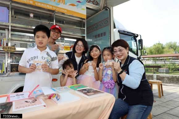 文化局長陳佳君與小朋友開心參加市集活動。
