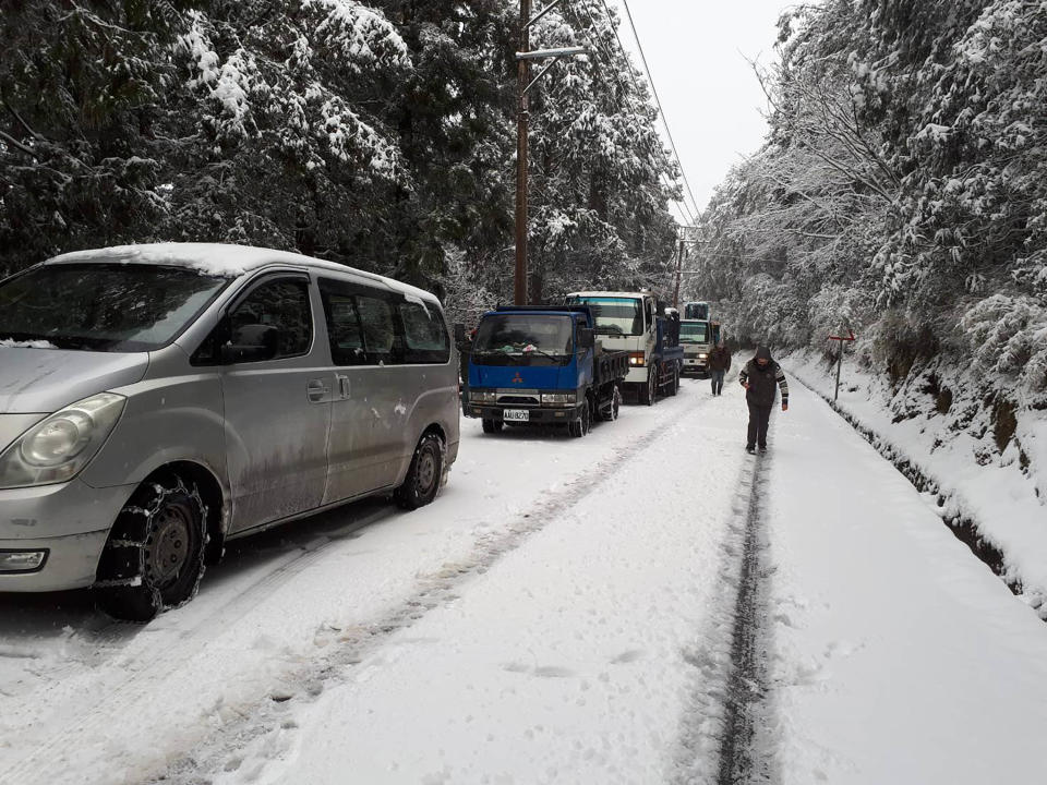 寒流持續低溫，合歡山4日仍呈現銀白雪國美景（圖），預料一整天都有假日追雪潮，公路總局提醒，路面結冰，車輛須加掛雪鏈。（ 中央社／公路總局提供）