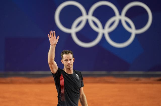 Andy Murray waving goodbye