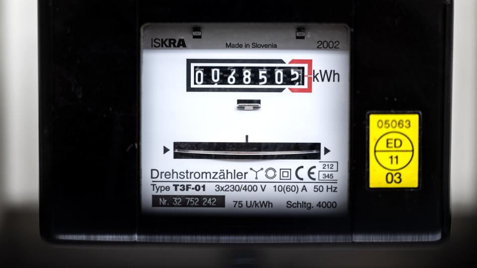 Rund 289.000 Haushalten wurde 2019 der Strom wegen unbezahlter Rechnungen abgestellt. Voraussetzung dafür ist, dass der Kunde mit mindestens 100 Euro in Zahlungsverzug ist.