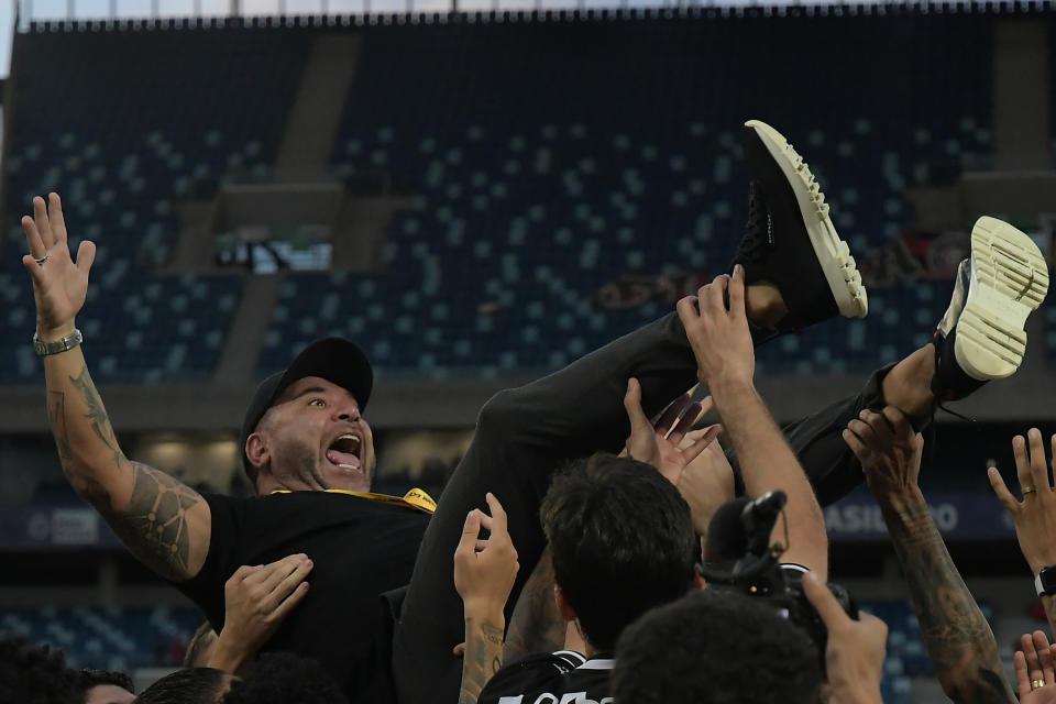 Cuiaba, Brasil - 20 de febrero: Antonio Mohamed del Atlético Mineiro juega con sus jugadores en el partido de la Supercopa do Brasil 2022 entre el Atlético Minero y el Flamenco el 20 de febrero de 2022 en el Arena Pontanal en Brasil.  (Foto de Félix / Getty Images)