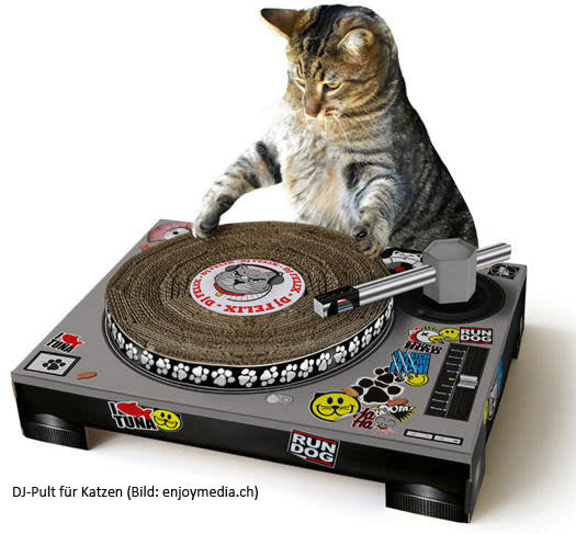 <b>DJ-Pult für Katzen</b><br><br> Itchy-itchy-scratch-scratch: Schmusetiger können an diesem Turntable mal so richtig schön die Krallen ausfahren, denn der ist in Wirklichkeit eine Kratzmatte. Technik steckt natürlich keine in dem Kasten, aber immerhin sind Plattenteller und Tonarm beweglich. Das dürfte für Heiterkeit bei Tier und Mensch sorgen.